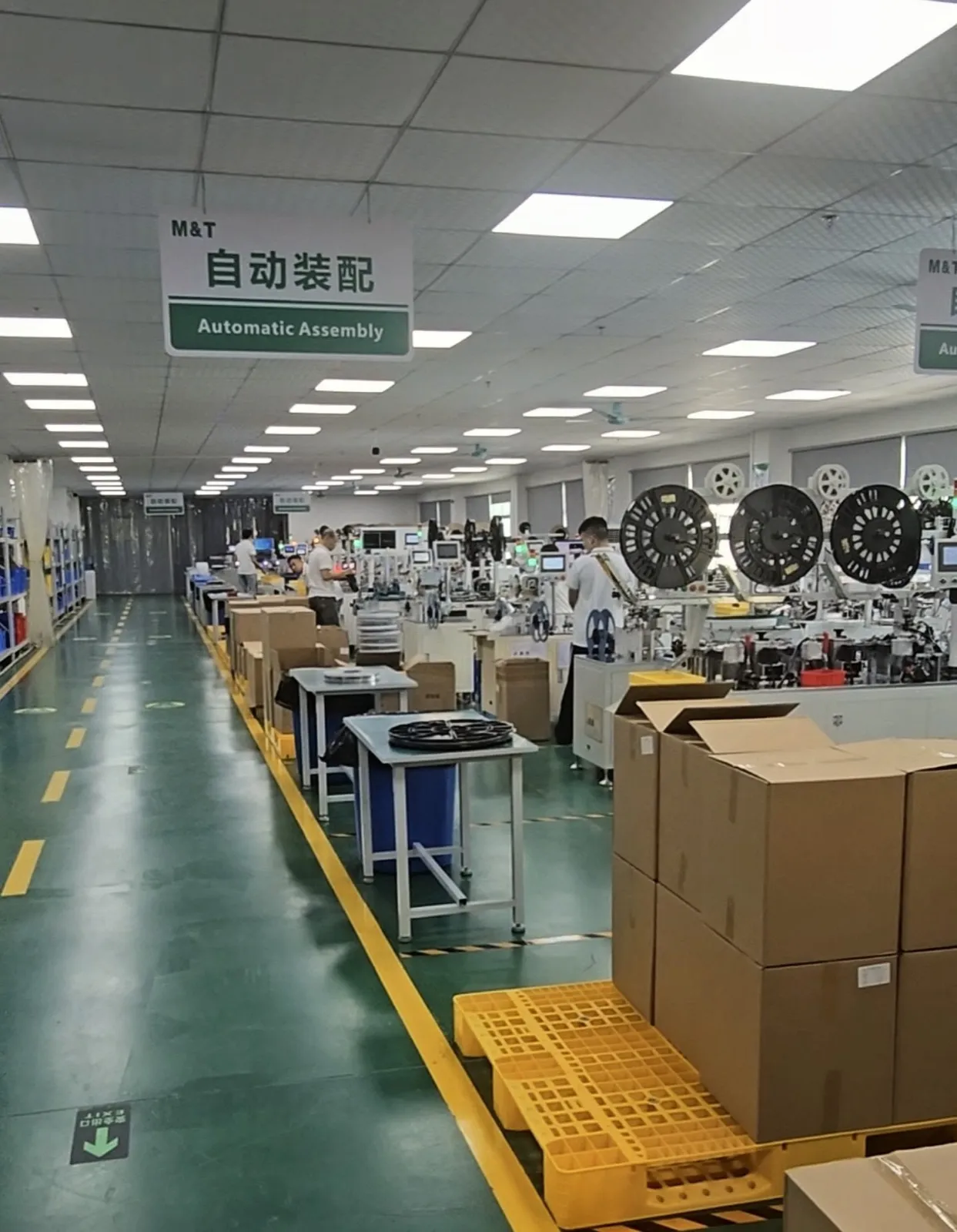 Automatic assembly line at a connector partner