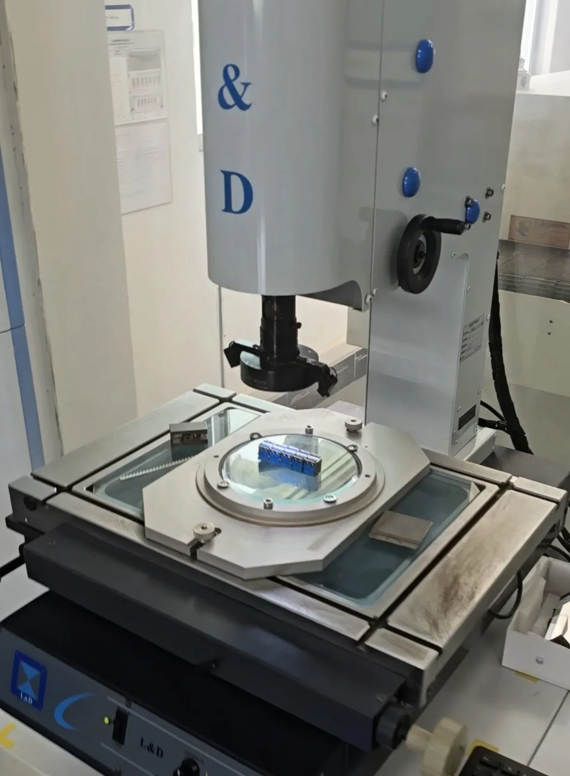 Optical measuring machine in a quality laboratory