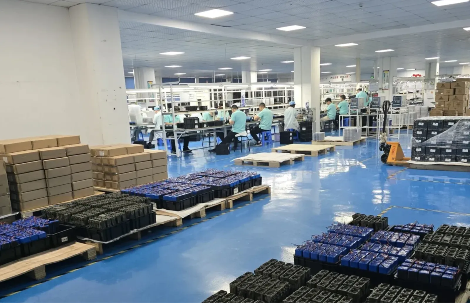 Battery production floor with finished battery packs on pallets